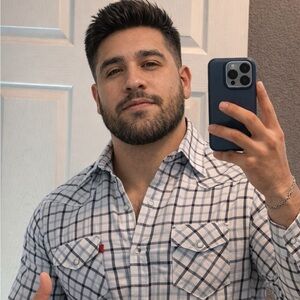 Meet your Posher, Adrián